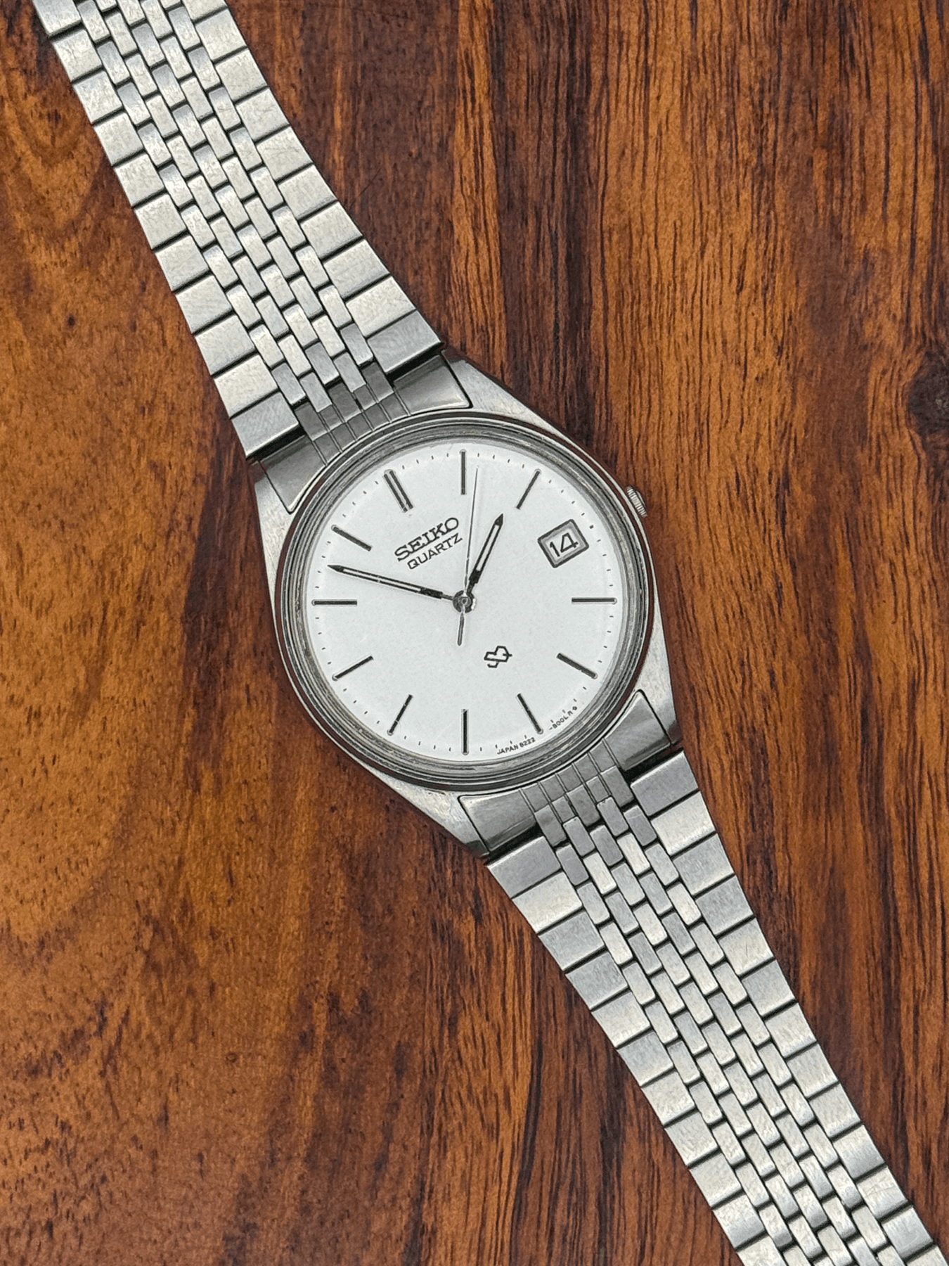 1981 Seiko 8222-8029 SQ vintage watch, detail 1 of 6