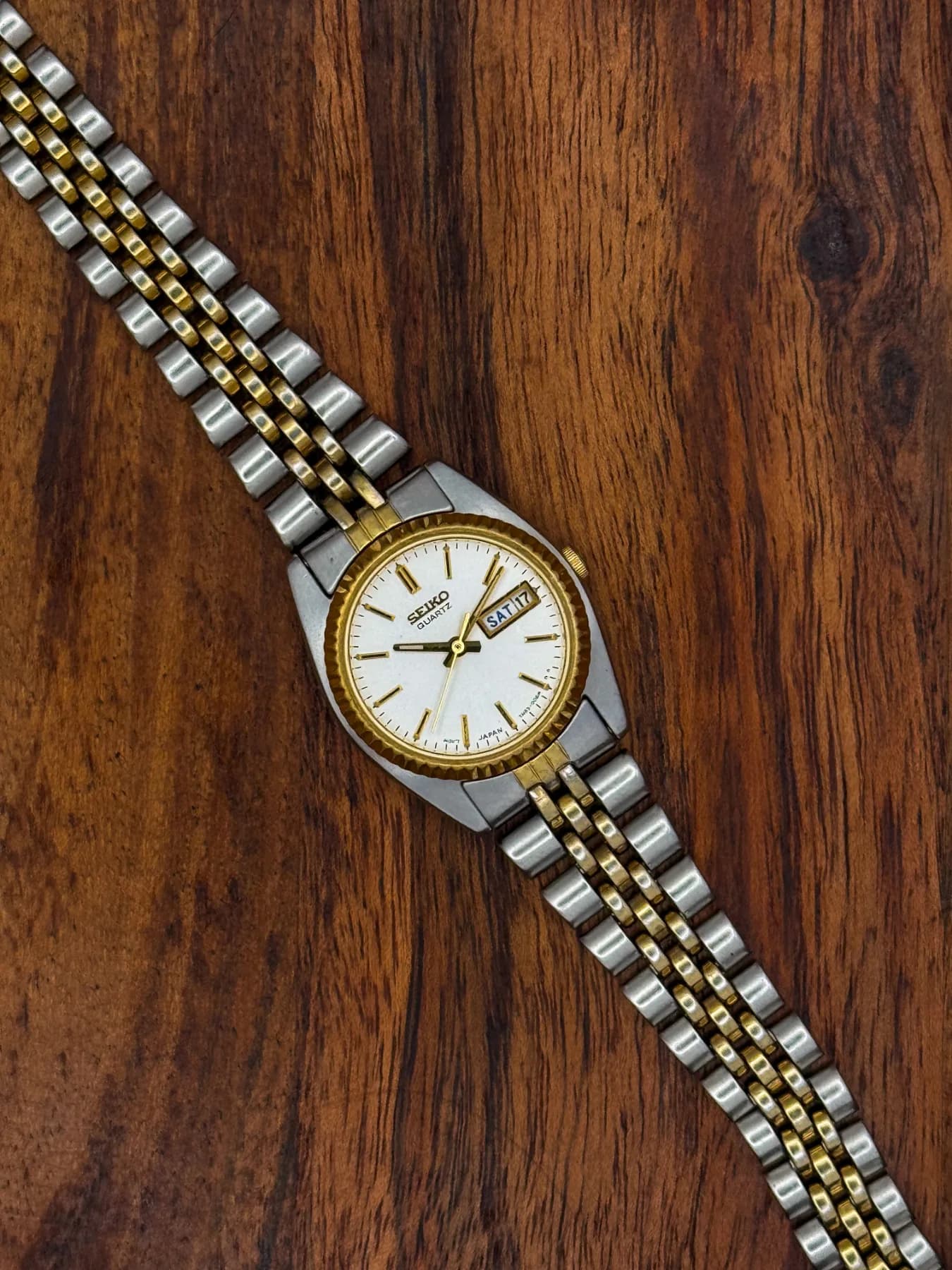 1990 Seiko 7N83-0041 Ladies Day-Date Fluted Bezel vintage watch, detail 1 of 6